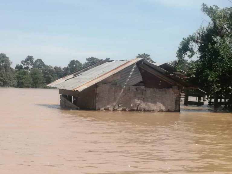 43 ບ້ານຂອງເມືອງຊົນນະບູລີ ໄດ້ຮັບຜົນກະທົບໜັກຈາກໄພນໍ້າຖ້ວມ ປັດຈຸບັນປະຊາຊົນຕ້ອງການຄວາມຊ່ວຍເຫຼືອດ້ານອາຫານການກິນຢ່າງຮີບດ່ວນ