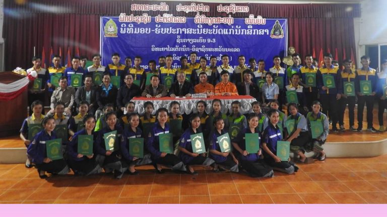 ໂຮງຮຽນເຕັກນິກ-ວິຊາຊີບສະຫວັນນະເຂດມອບໃບປະກາສະນີຍະບັດໃຫ້ແກ່ຜູ່ສຳເລັດການສຶກສາ