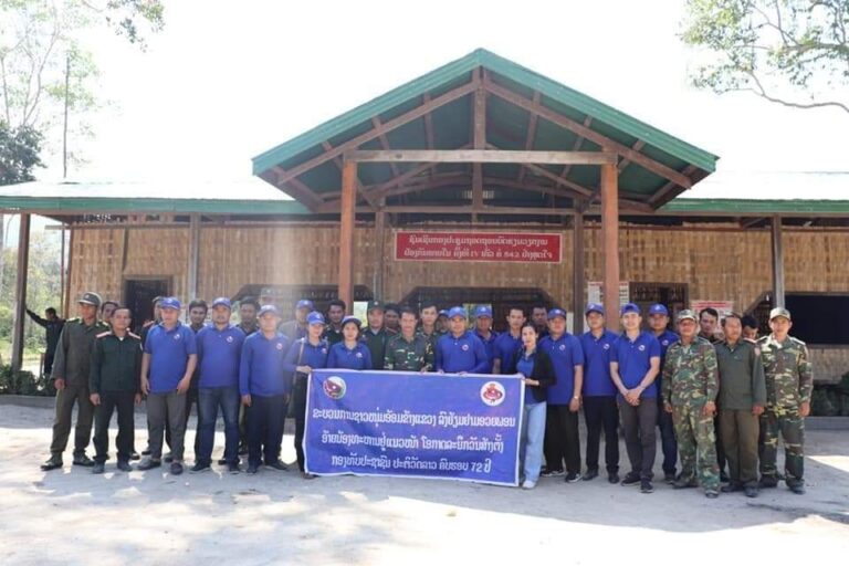 ຊາວໜຸ່ມອັດຕະປືອວຍພອນທະຫານຢູ່ພາກສະໜາມເມືອງພູວົງ