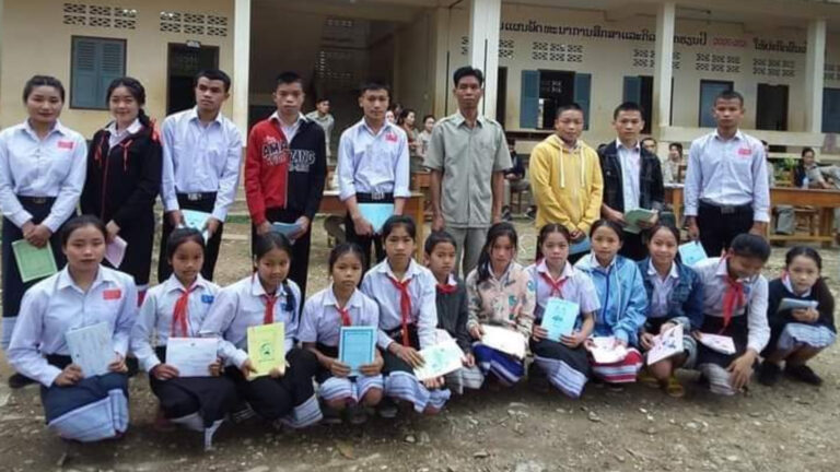 ໂຮງຮຽນສາມັນກິນນອນຊົນເຜົ່າ ເມືອງນ້ຳບາກ ມອບຂອງຂວັນໃຫ້ນ້ອງນັກຮຽນ ຜູ້ທີ່ມີພອນສະຫວັນຮຽນດີ-ຮຽນເກັ່ງ