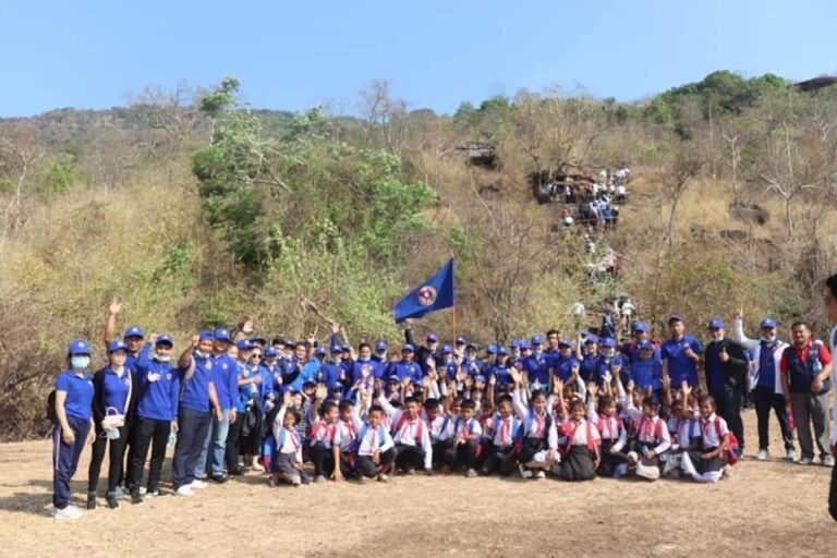 ຊາວໜຸ່ມອັດຕະປື ຮ່ວມຂະບວນຄາຣາວານ ຕາມຮອຍເຂດທີ່ໝັ້ນການປະຕິວັດ