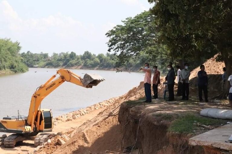 ຮອງເຈົ້າແຂວງຄຳມ່ວນ ລົງຕິດຕາມໂຄງການກໍ່ສ້າງປ້ອງກັນຕາຝັ່ງເຈື່ອນ ບ້ານນາວາງໃຫຍ່