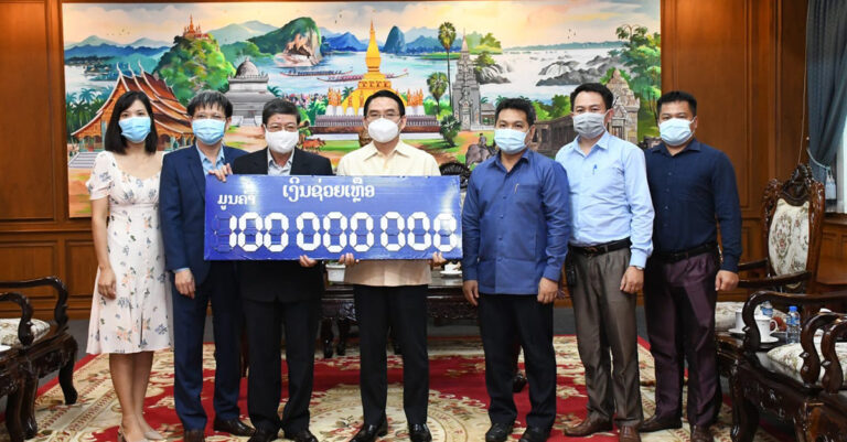 ຊົມເຊີຍ! ແຂວງກອນຕູມ ມອບເງິນ 100.000.000 ດົງ ຊ່ວຍແຂວງຈຳປາສັກ ຕ້ານໂຄວິດ-19