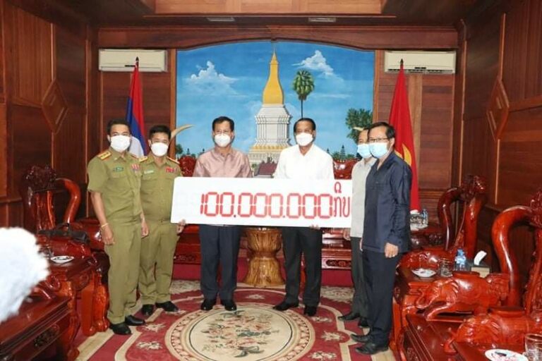 ກະຊວງ ປກສ ມອບເງິນ 100 ລ້ານກີບຊ່ວຍເຫລືອວຽກປ້ອງກັນໂຄວິດ-19 ຢູ່ແຂວງຄຳມ່ວນ